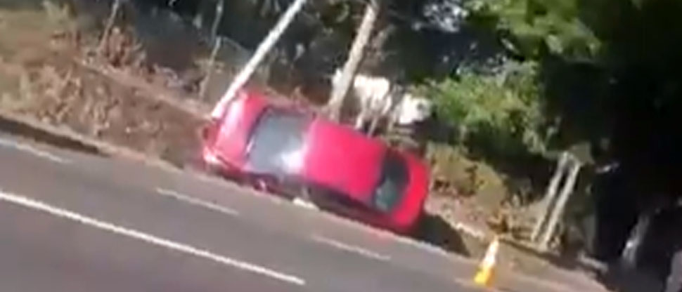 Conductor pierde el control del vehículo y termina sobre la cuneta en Sonsonate