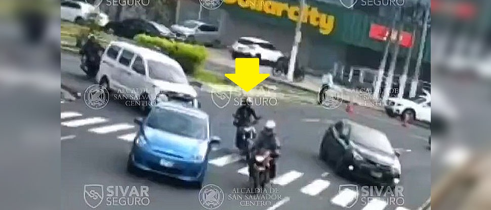 Captan momento cuando motociclistas chocan en plaza Salvador del Mundo
