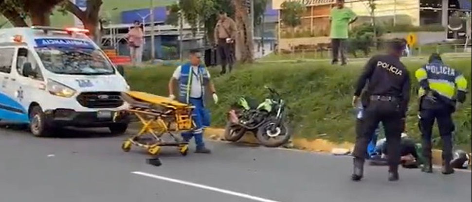 Auxilian a motociclista que quedó tendido sobre el pavimento tras accidentarse en Santa Tecla