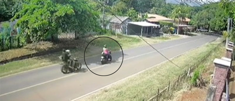 Momento cuando jovencita motociclista fallece tras fuerte accidente en La Unión