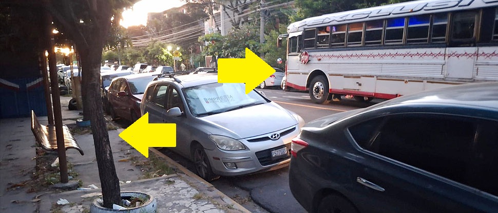 Alertan riesgos y acumulación de tráfico por vehículos mal estacionados en colonia Zacamil