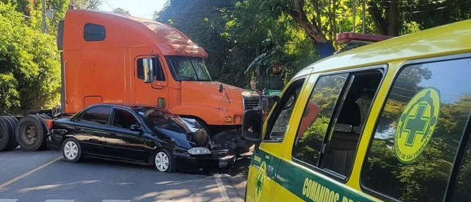 Dos lesionados deja accidente entre un sedán y cabezal en carretera a San Vicente