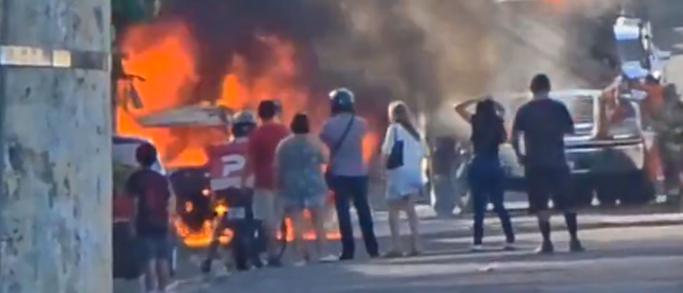 Momento cuando vehículo agarra fuego en calle Constitución, San Salvador