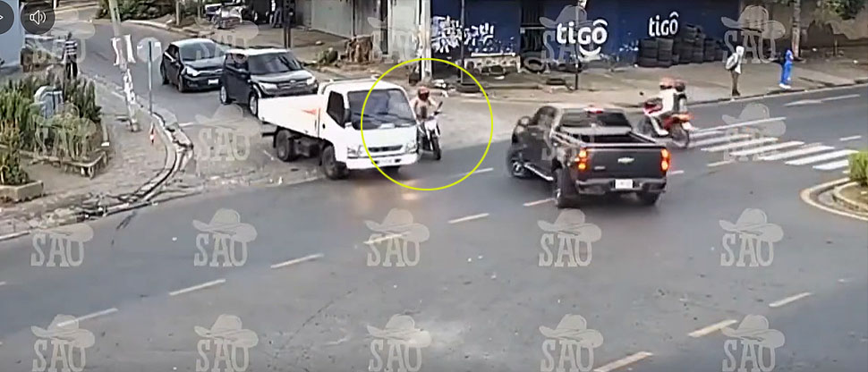 Conductor huye tras chocar contra motociclista en Santa Ana