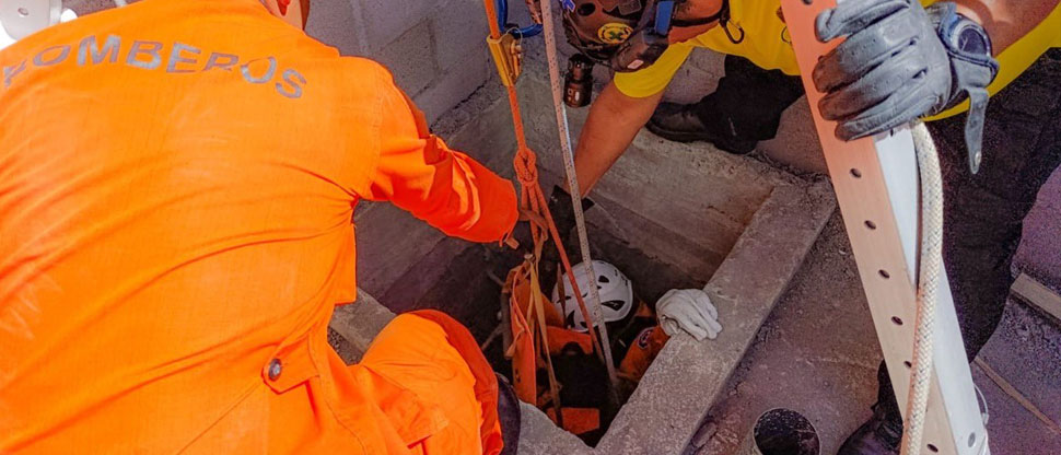 Trabajador cae al fondo de una fosa séptica en construcción en barrio San Jacinto