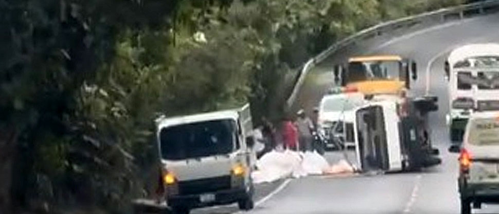 Camión que transportaba sacos con maíz vuelca en carretera Longitudinal del Norte