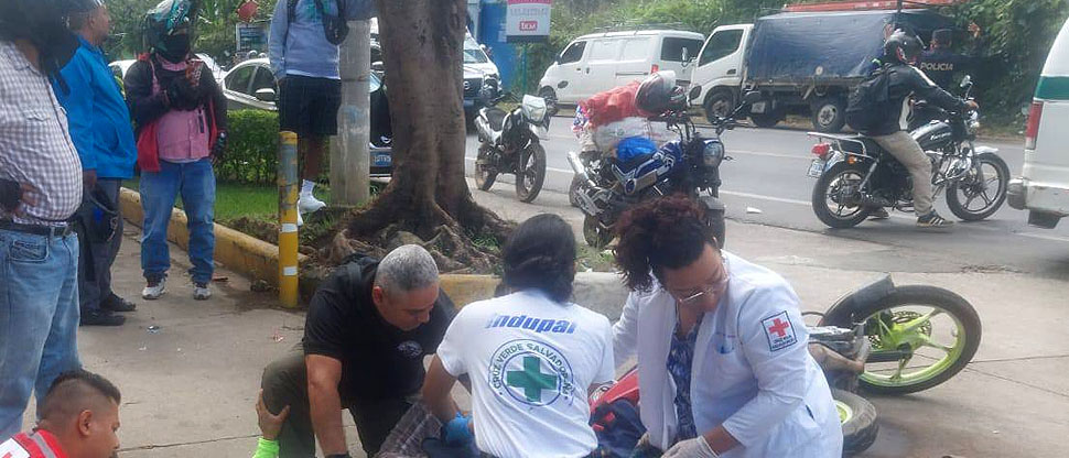 Mujer embarazada que viajaba en motocicleta resulta lesionada tras accidente en Santa Ana