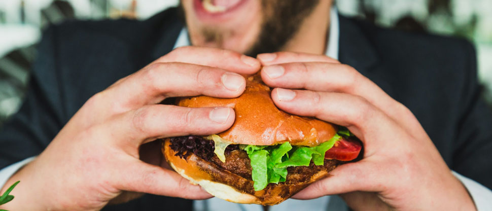 Hombre fallece cuatro horas después de haber comido una hamburguesa en EE.UU.