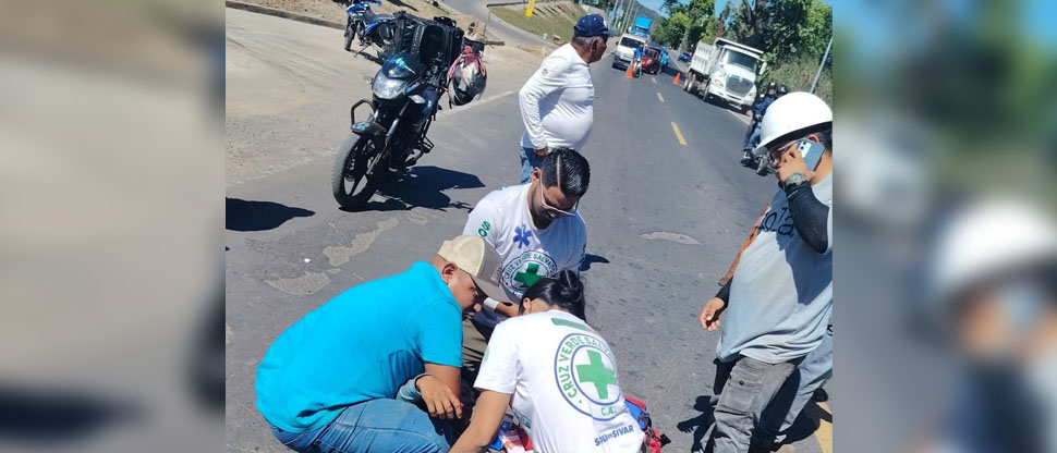 Auxilian a peatón que fue atropellado por un motociclista en carretera a Metapán