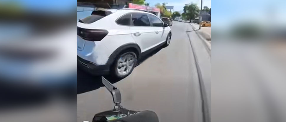 Motociclista expone a conductor que casi choca tras imprudente maniobra