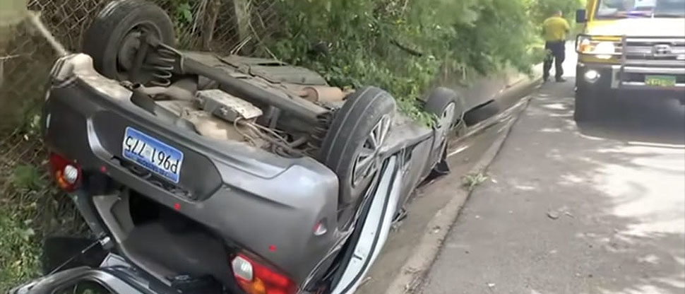 Socorristas auxilian a varias personas tras volcar vehículo en carretera de Oro