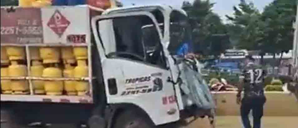 Conductor de camión de gas impacta con parte trasera de furgón en Sonsonate