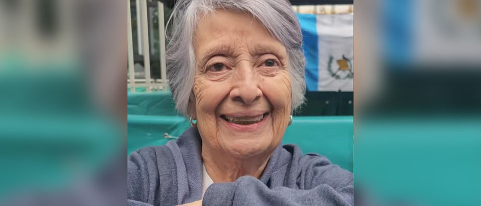 Guatemalteca de 79 años acampa para comprar un boleto para ver a su selección clasificar al mundial