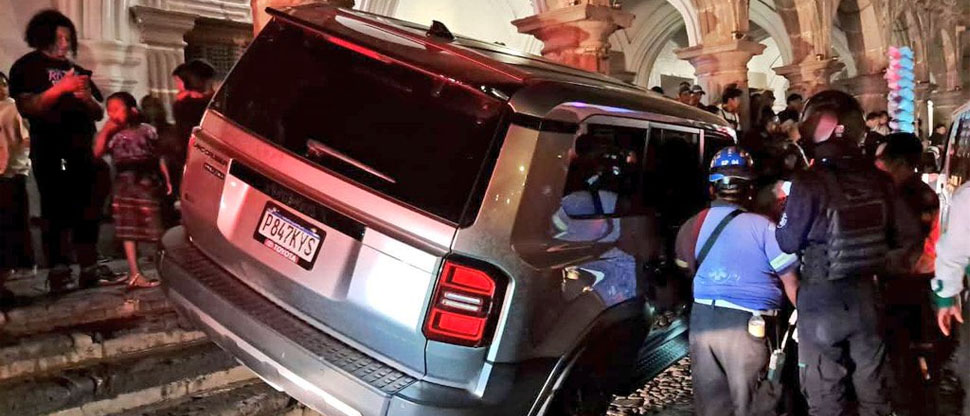 Conductor borracho atropella a 2 personas y choca contra alcaldía de Antigua Guatemala