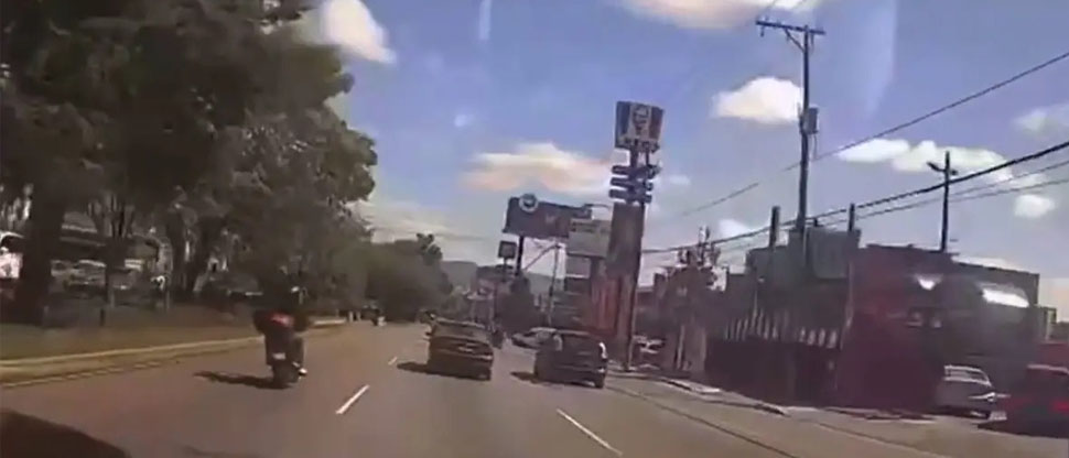 Este es el instante cuando un motociclista fallece y otro se lesionado tras choque en Guatemala