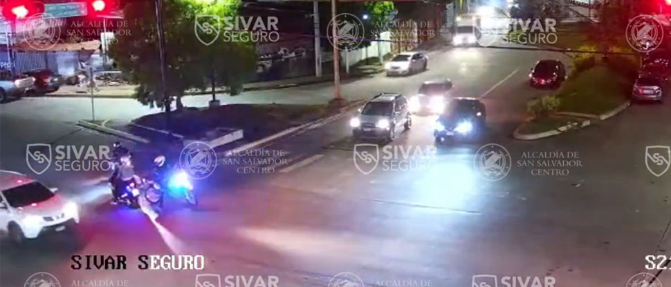 Captan instante cuando motociclista es interceptado por la PNC tras pasarse un semáforo en rojo