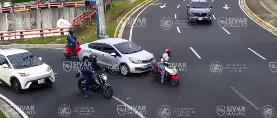 Captan cuando carro se “pasa llevando” a señorita motociclista en el redondel Masferrer