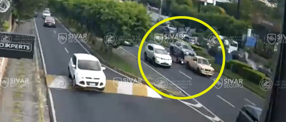 Captan cuando motociclista casi queda debajo de las llantas de pick up tras aparatoso accidente
