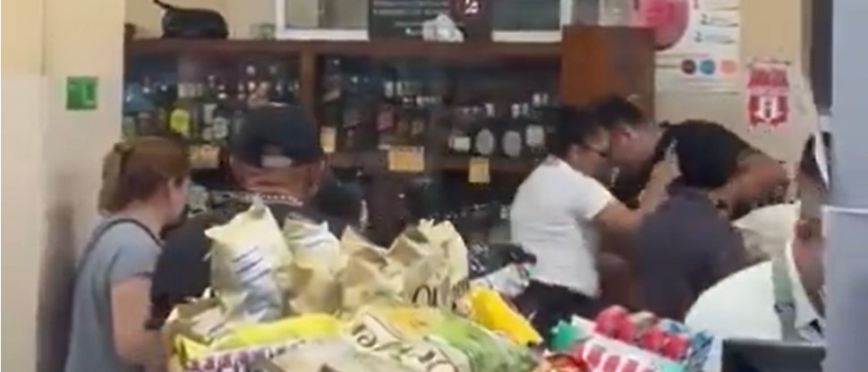 Viralizan video de borracho armando escándalo en supermercado de centro comercial en Soyapango