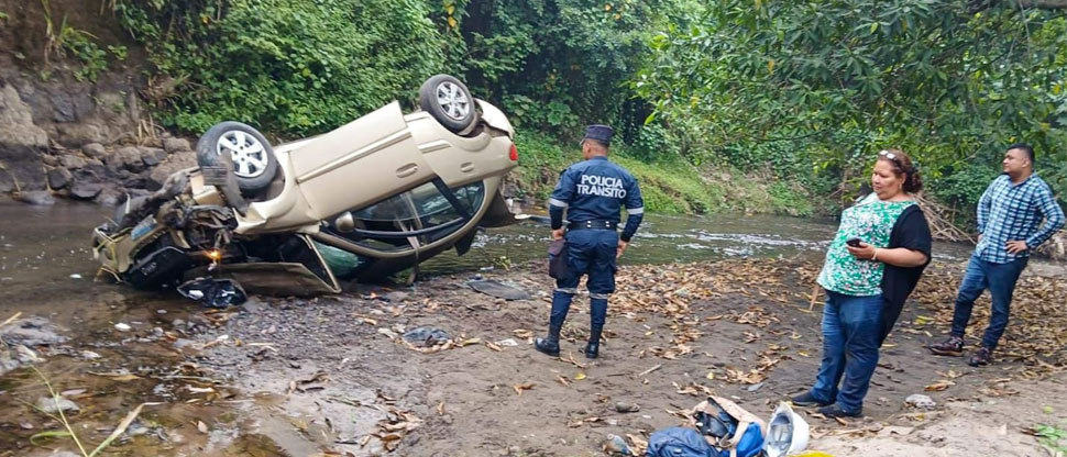 Automovilista pierde el control de su vehículo y cae en río, hay dos lesionados