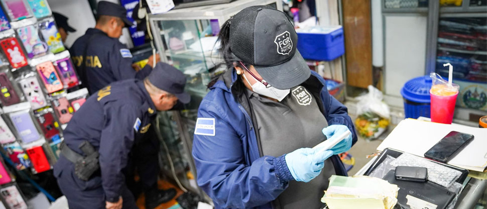 Dan duro golpe a sujetos que compraban y vendían dispositivos robados en el centro