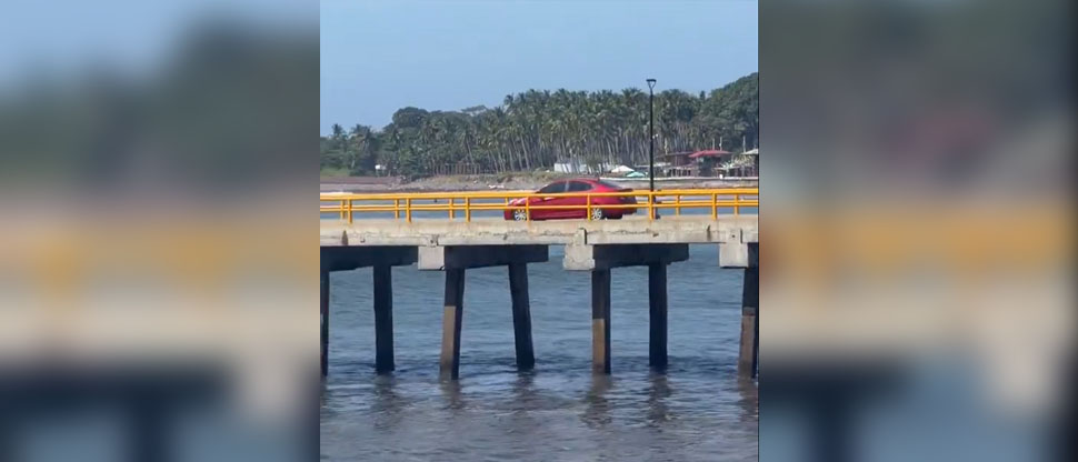 Viralizan video de carro circulando en el muelle del Puerto de La Libertad
