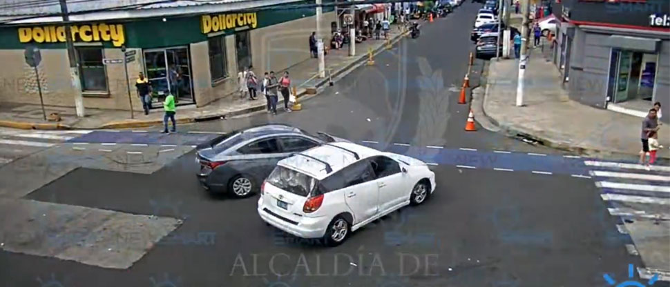 Conductor ignora una señal de “alto” y provoca un choque en el centro de Santa Tecla