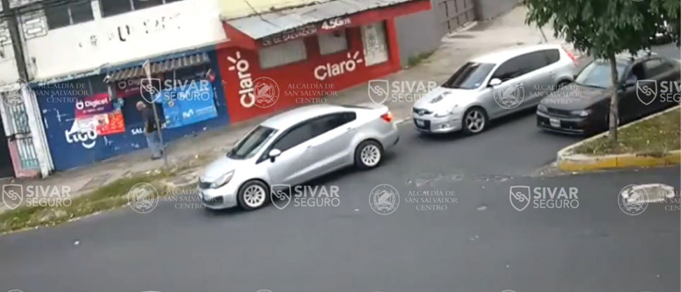 Distracción al conducir causa choque en la calle antigua a Huizúcar