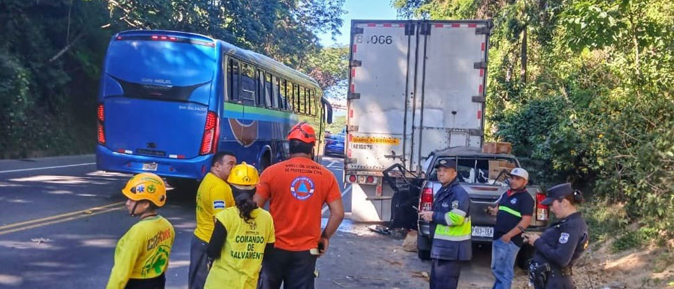 Pick up queda debajo de camión tras aparatoso choque con furgón en Lolotique