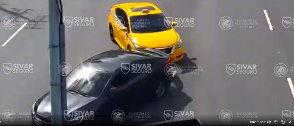 Captan choque entre taxi y carro particular en el bulevar de Los Próceres