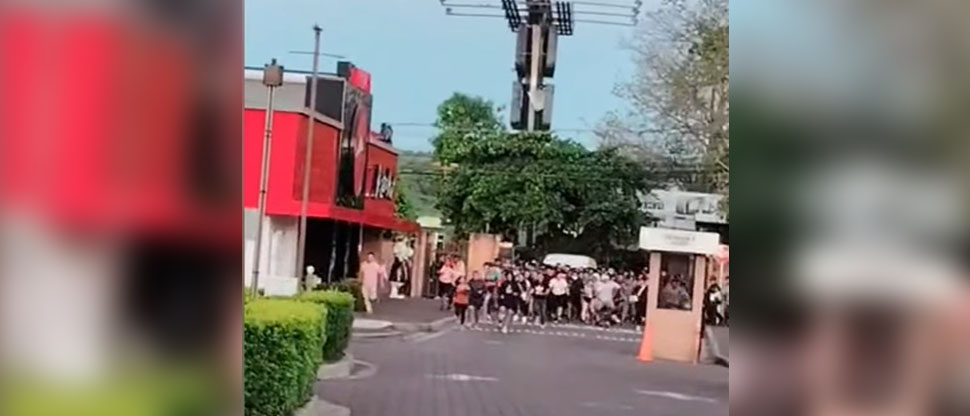 Sonsonatecos entran en estampida a centro comercial para aprovechar el “Black Friday”