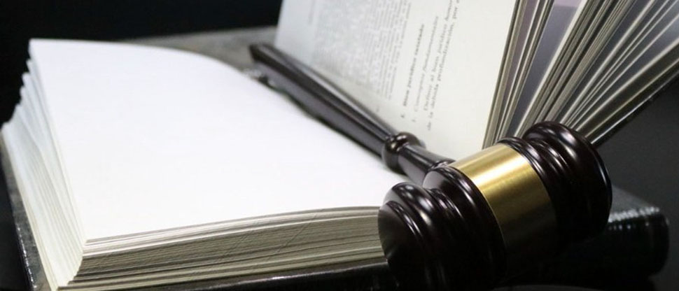Juzgado ordena a sujeto que salga de su casa tras gritarle a su pareja y dañarle el celular 