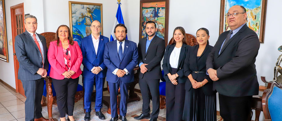Vicepresidente Ulloa y representante de Fundación MAPFRE conversan sobre seguridad vial
