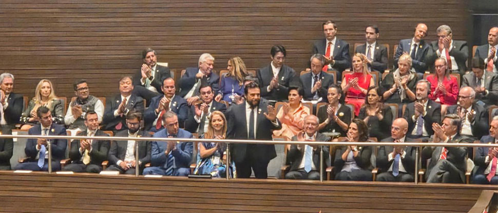 Representante de El Salvador recibe ovación en toma de posesión del presidente de Bolivia
