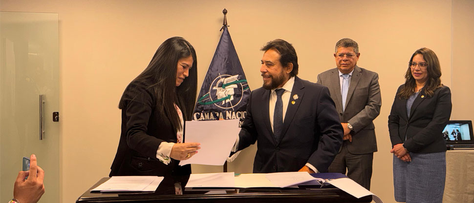 Vicepresidente Ulloa es testigo de honor en firma de acuerdo para conformar la primera Cámara Binacional