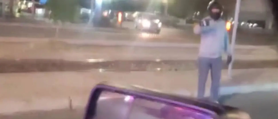 Automovilista grababa a una persona atropellada y terminó chocando con una motocicleta