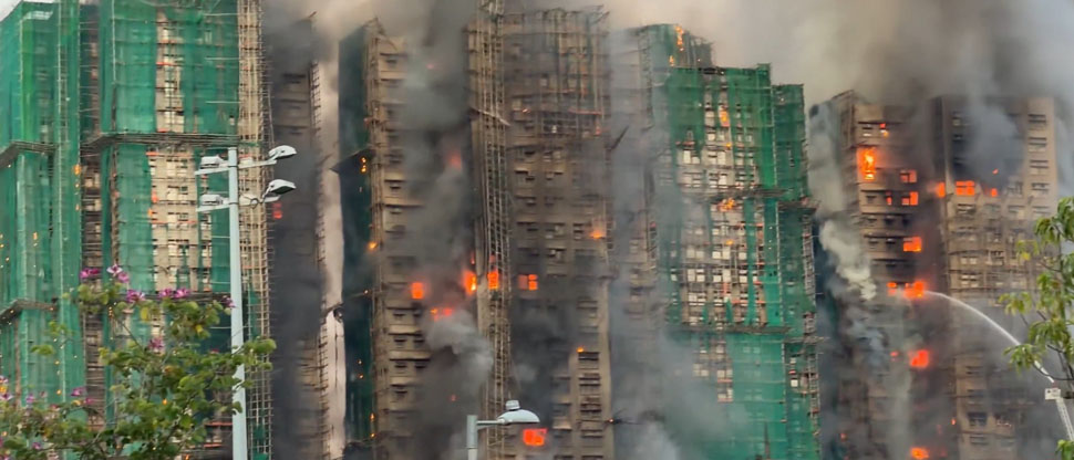 Hong Kong: incendio de grandes proporciones consume complejo residencial