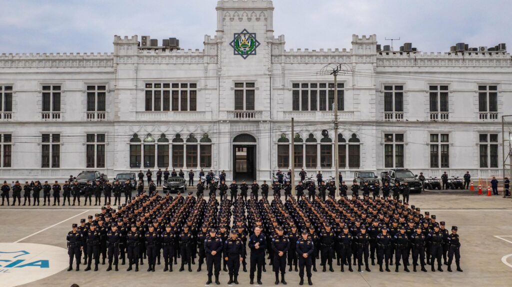 Juramentan a 221 nuevos agentes de la PNC 