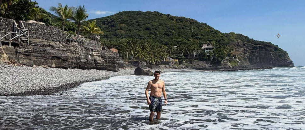 El exarquero campeón del mundo presume que se lo pasa de lo lindo en las playas de El Salvador