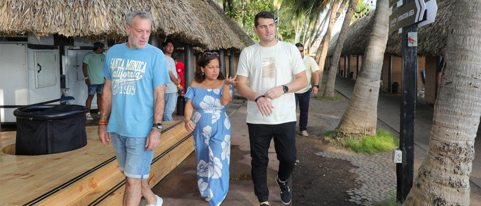 Legendario arquero del Real Madrid, Iker Casillas, visita la playa El Sunzal