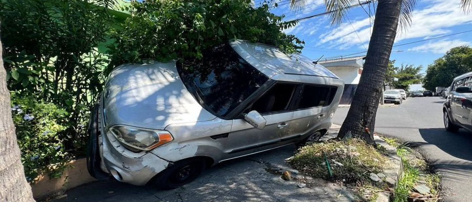 Conductora de Kia Soul estrella con muro de una vivienda cerca de la “Casa Keyson”