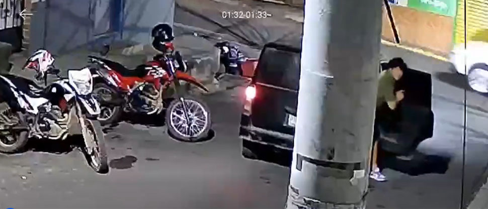Ladrones roban cascos de motociclista sin darse cuenta que estaban siendo grabados