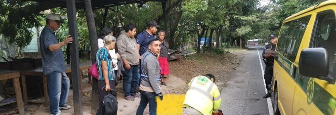 2 motociclistas resultan lesionados tras ser embestidos por carro en calle antigua a Zacatecoluca 