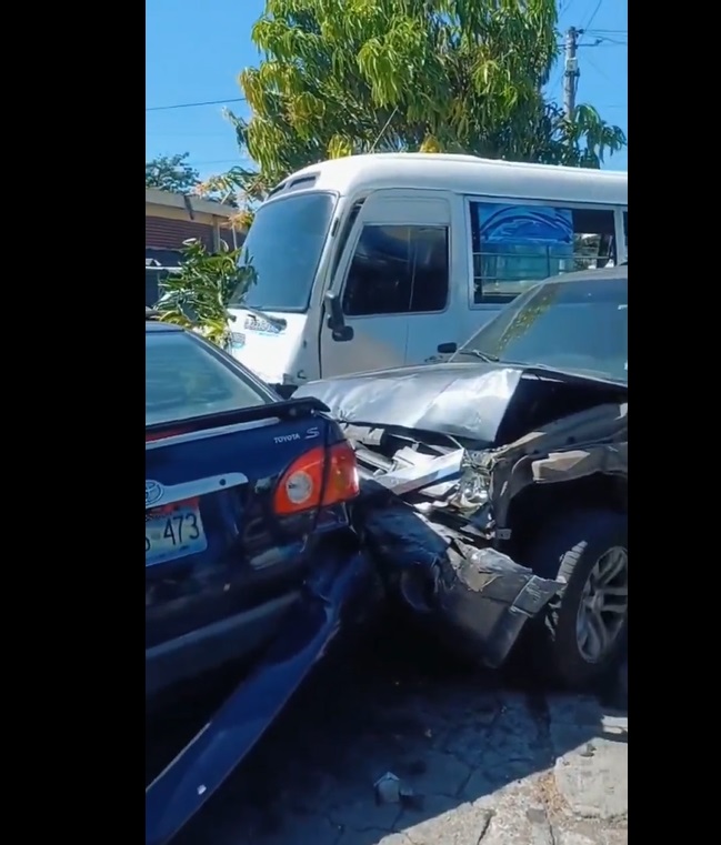 VIDEO: Múltiple accidente deja 10 vehículos afectados en zona de la Tiendona