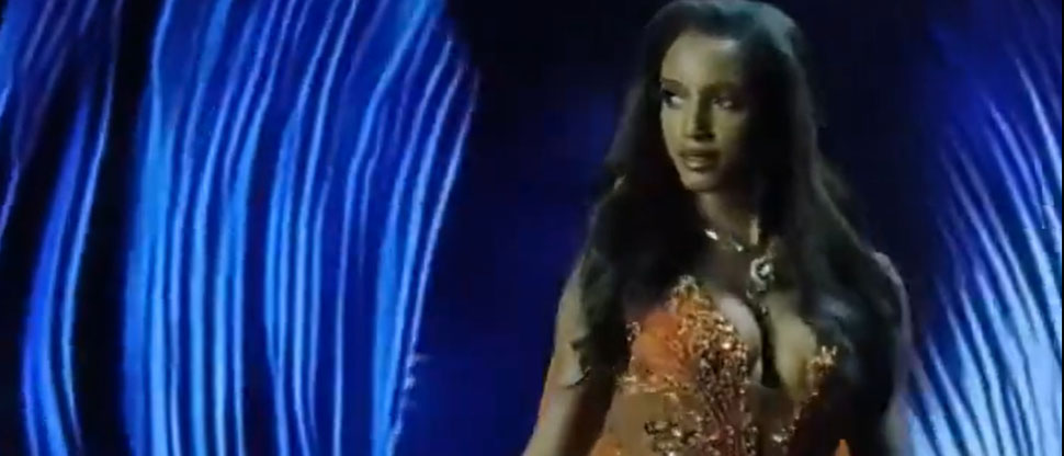 Sacan en camilla a representante de Jamaica tras sufrir dolorosa caída en la preliminar de Miss Universo 