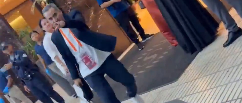 Captan a empleado de la FESFUT agrediendo a un aficionado que increpaba el Bolillo Gómez
