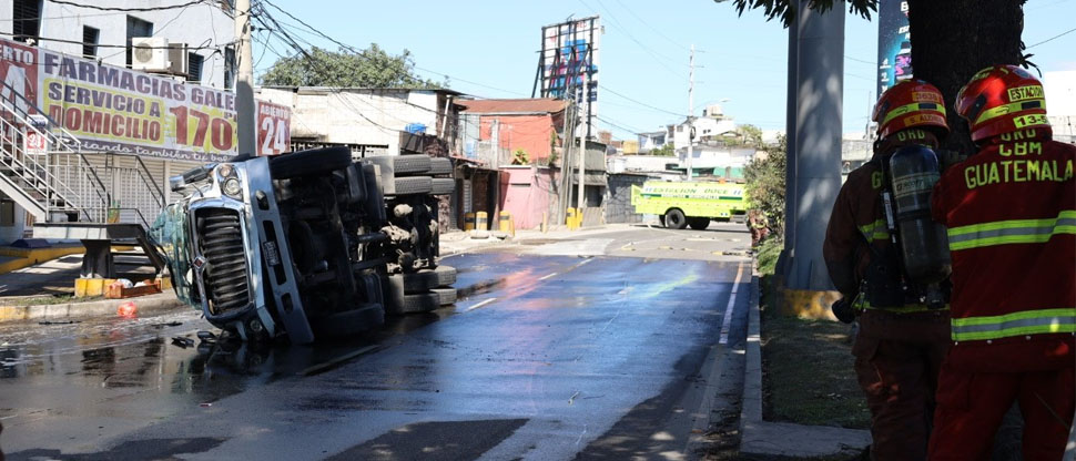 Pipa llena de combustible vuelca en Anillo Periférico en la capital de Guatemala