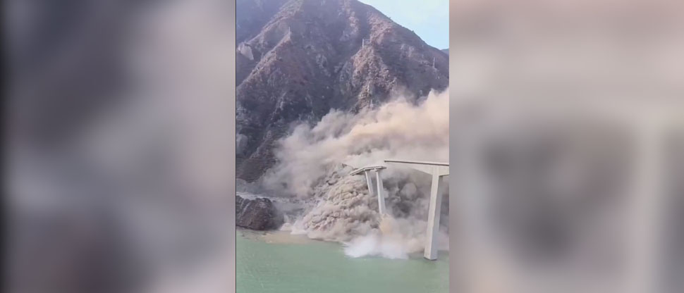 Captan impresionantes imágenes de desprendimiento de tierra que derriba puente en Sichuan, China