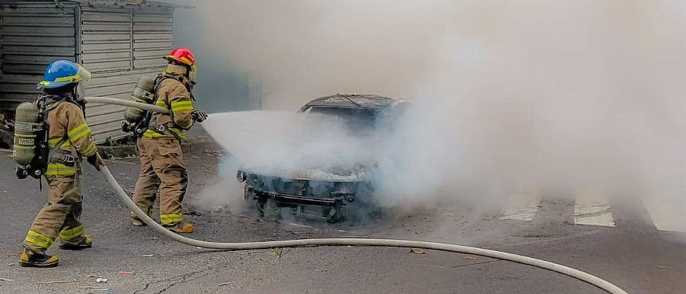 Carro queda reducido a cenizas tras incendiarse en el sector de Casa de Piedra