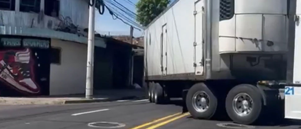 Imponen 3 multas a conductor de tráiler por cometer distintas faltas en el bulevar Venezuela